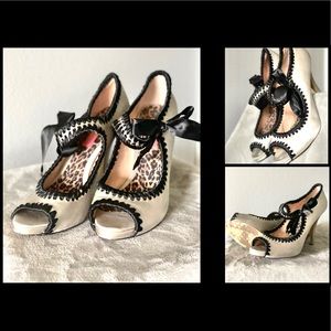 BETSY JOHNSON VERO CUOIO SATIN HEELS